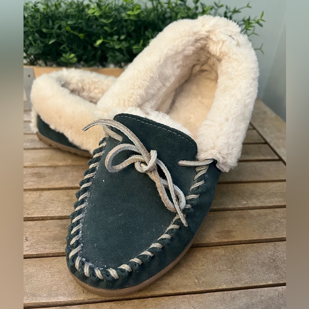 LL Bean Wicked Good Women's Blue Suede Shearling Lined Slippers Size 6.